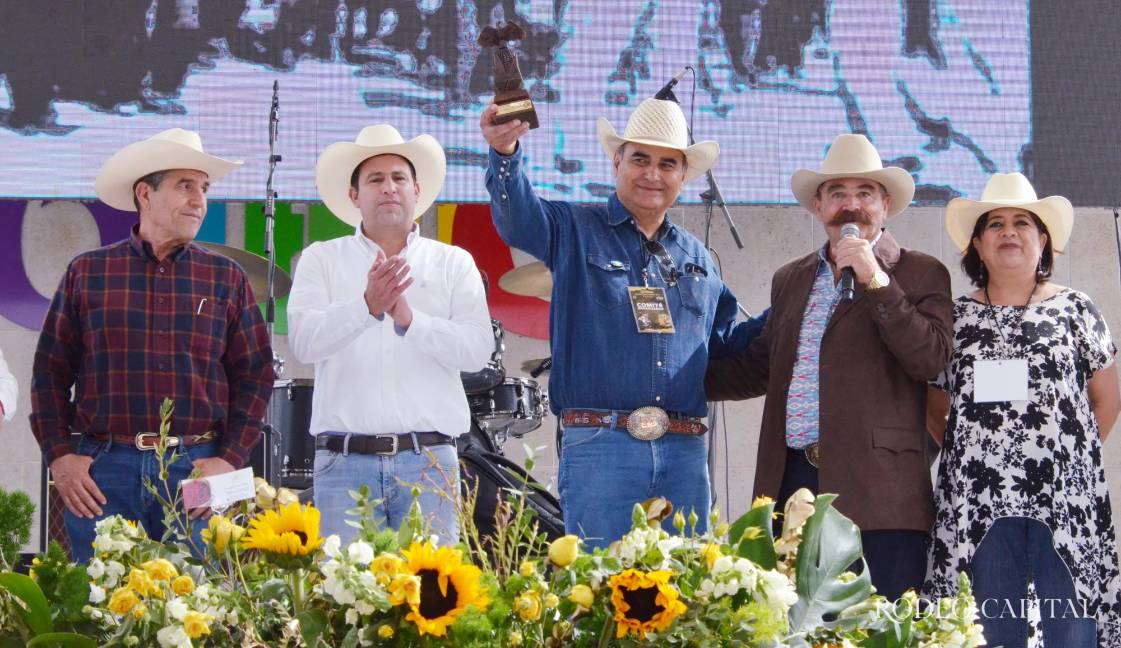 Manolo Jiménez, Javier Díaz, Armando Aguirre, Antonio Aguirre y Bertha Ochoa. Contribución al Desarrollo del Rodeo. $!Manolo Jiménez, Javier Díaz, Armando Aguirre, Antonio Aguirre y Bertha Ochoa. Contribución al Desarrollo del Rodeo.