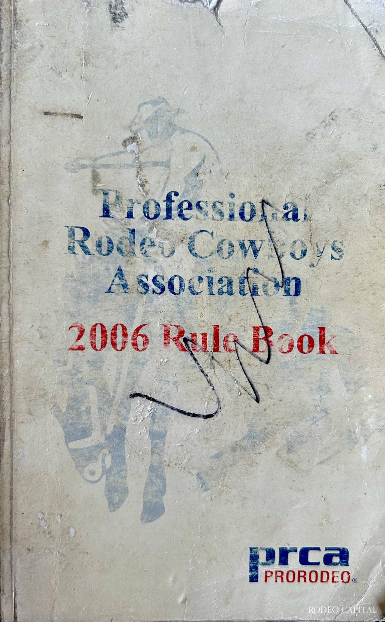 Durante varios muchos años, este fue el tesoro más valioso de Paco. Un reglamento de la PRCA de 2006 que no recuerda bien cómo consiguió, pero que sí le costó. Lo guardaba con celo, lo presumía con orgullo y todavía, en su despacho, lo tiene como una de sus más grandes joyas. $!Durante varios muchos años, este fue el tesoro más valioso de Paco. Un reglamento de la PRCA de 2006 que no recuerda bien cómo consiguió, pero que sí le costó. Lo guardaba con celo, lo presumía con orgullo y todavía, en su despacho, lo tiene como una de sus más grandes joyas.