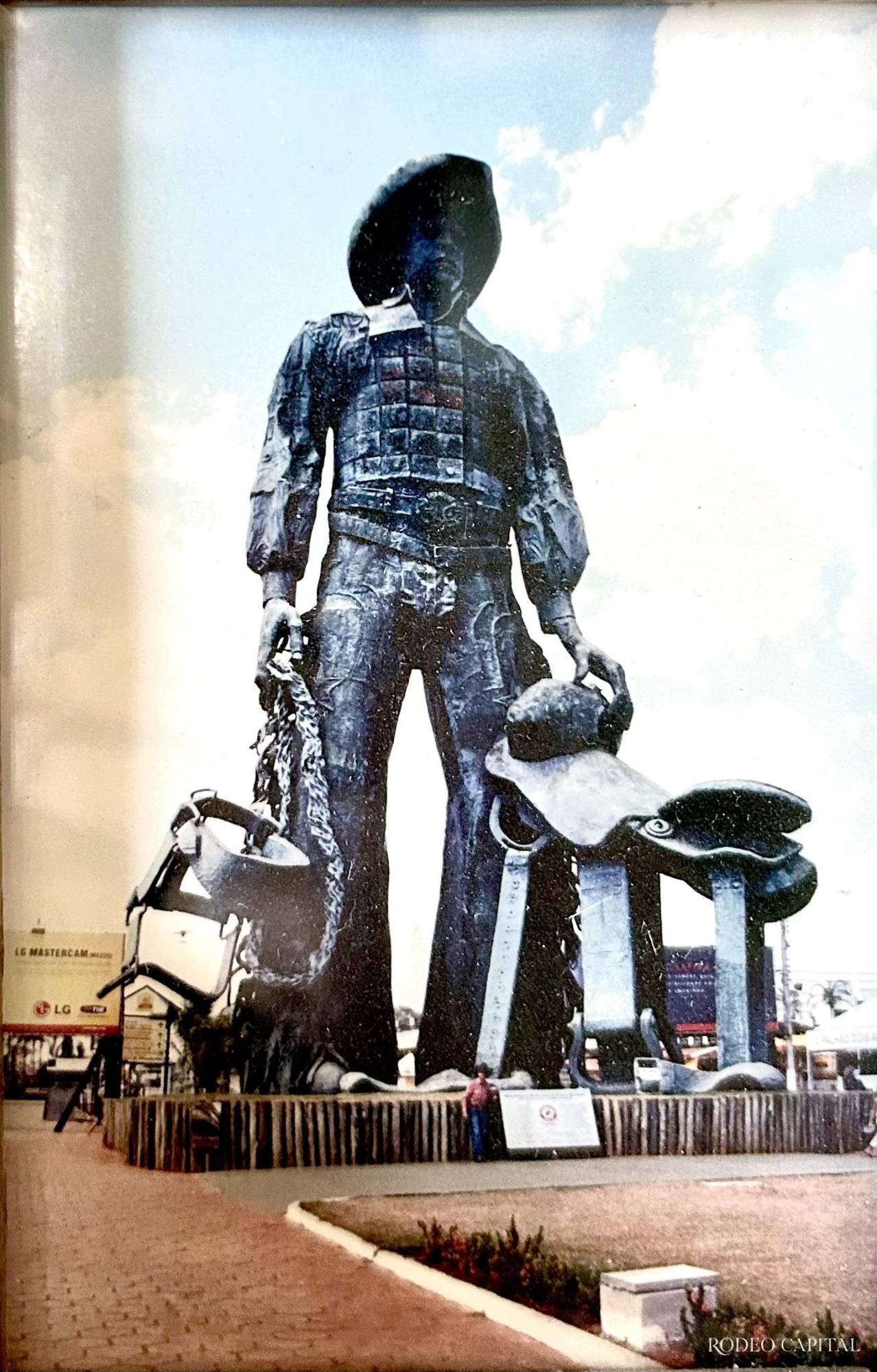 La estampa que todos soñaron ser. Frente a esta figura colosal en Brasil, Paco se ve diminuto, pero su historia engrandece al jinete sin nombre. Porque detrás de cada sombrero hay polvo, caídas, costillas rotas y un amor que no cabe en bronce. $!La estampa que todos soñaron ser. Frente a esta figura colosal en Brasil, Paco se ve diminuto, pero su historia engrandece al jinete sin nombre. Porque detrás de cada sombrero hay polvo, caídas, costillas rotas y un amor que no cabe en bronce.