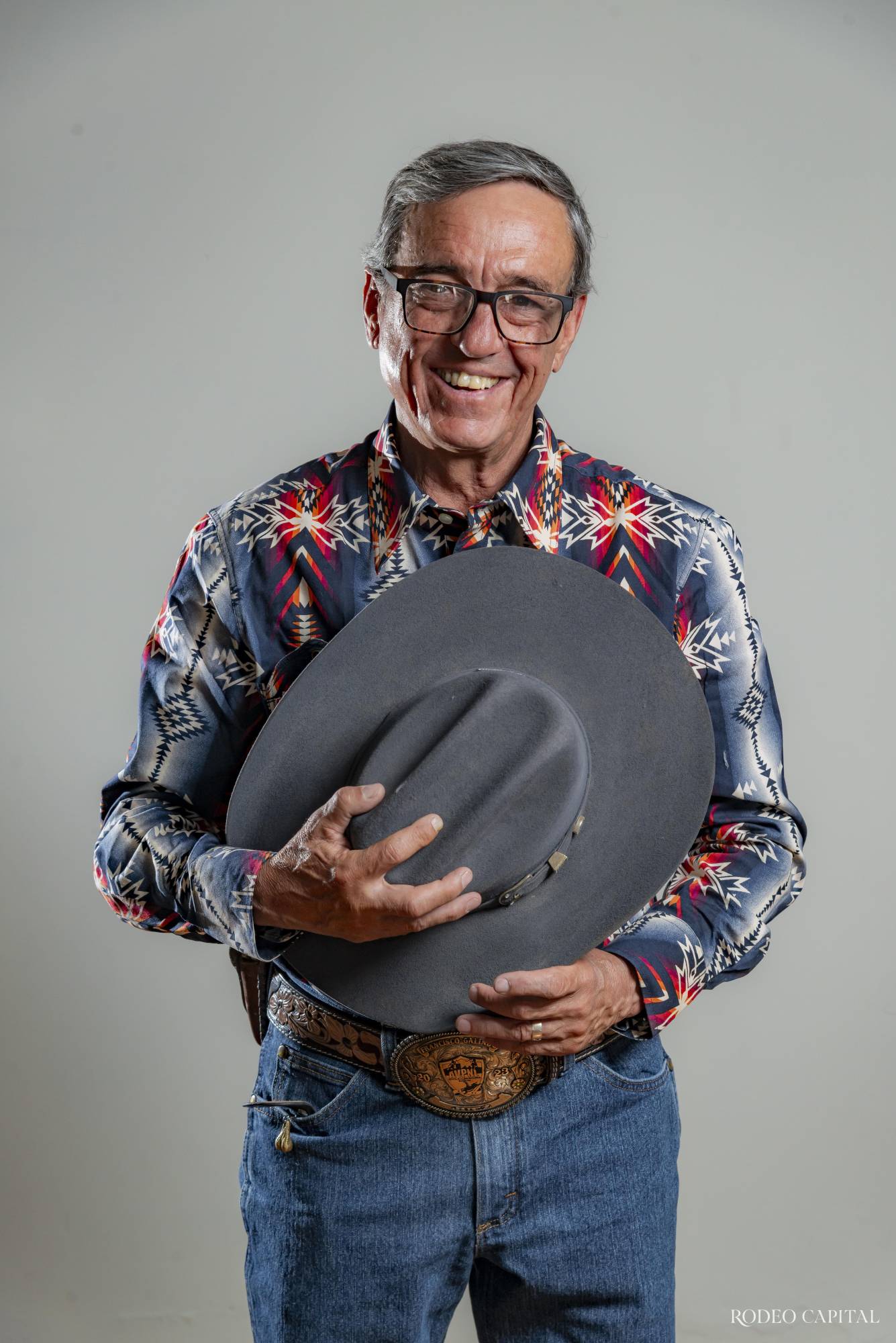 Después de todo, la alegría. Paco sostiene el sombrero con la calidez de quien ya no necesita demostrar nada. Esta imagen no es del juez, ni del jinete: es del hombre. Del amigo. Del que siembra y deja huella. $!Después de todo, la alegría. Paco sostiene el sombrero con la calidez de quien ya no necesita demostrar nada. Esta imagen no es del juez, ni del jinete: es del hombre. Del amigo. Del que siembra y deja huella.