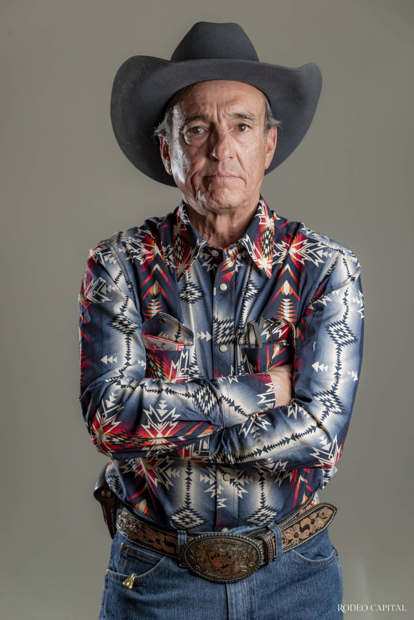 Paco Galindo posa sin adornos, con la mirada directa y la camisa de geometrías vaqueras. Así como ve el ruedo: sin adornos, sin pretextos, con la dignidad de quien ya se cayó muchas veces, pero nunca se dobló. $!Paco Galindo posa sin adornos, con la mirada directa y la camisa de geometrías vaqueras. Así como ve el ruedo: sin adornos, sin pretextos, con la dignidad de quien ya se cayó muchas veces, pero nunca se dobló.