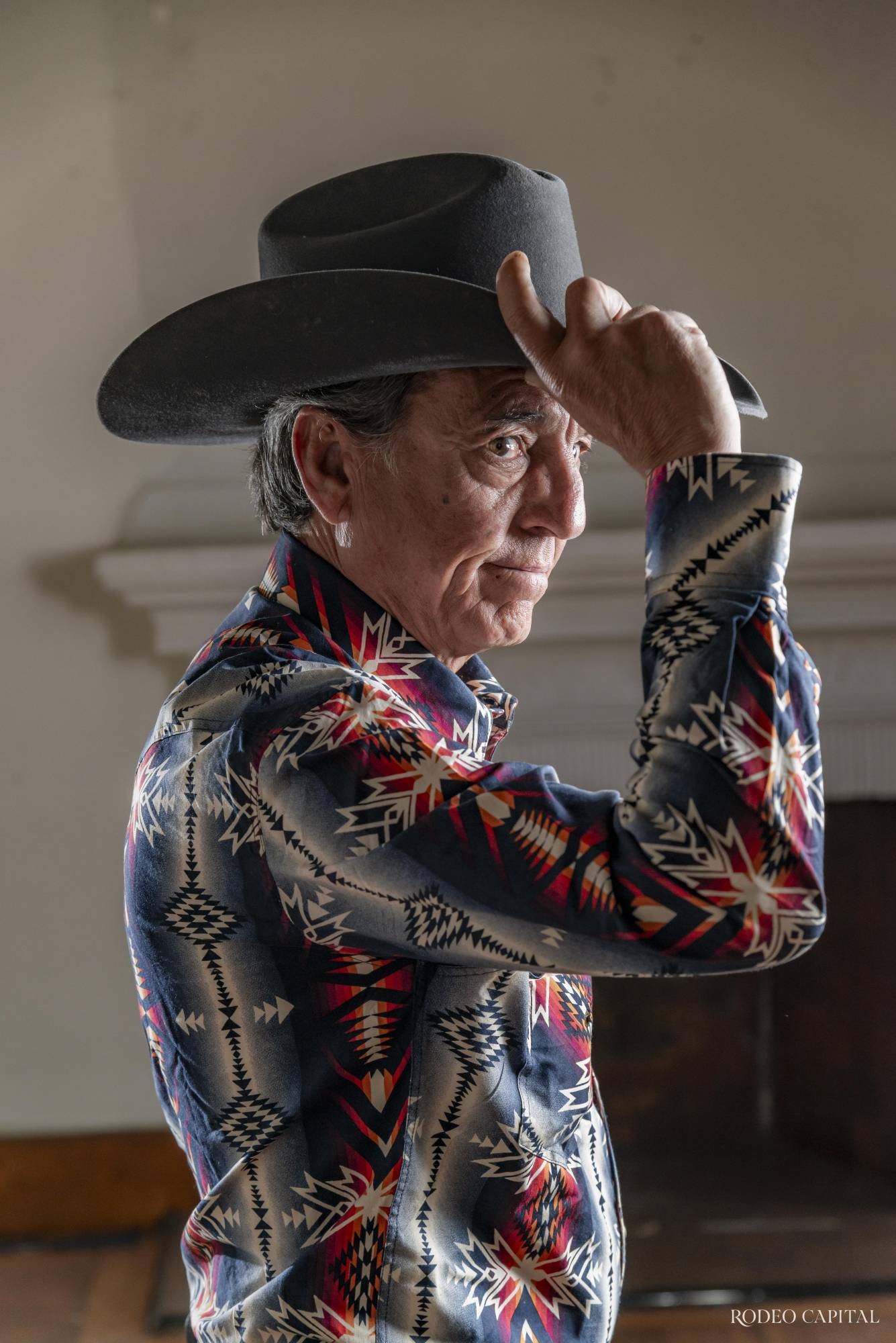 A la vieja usanza. Con un leve gesto, Paco ajusta su sombrero. Es un acto pequeño, pero simbólico: respeto al ruedo, a la historia y a los que ya no están. Así se saluda en la tribu del polvo. $!A la vieja usanza. Con un leve gesto, Paco ajusta su sombrero. Es un acto pequeño, pero simbólico: respeto al ruedo, a la historia y a los que ya no están. Así se saluda en la tribu del polvo.