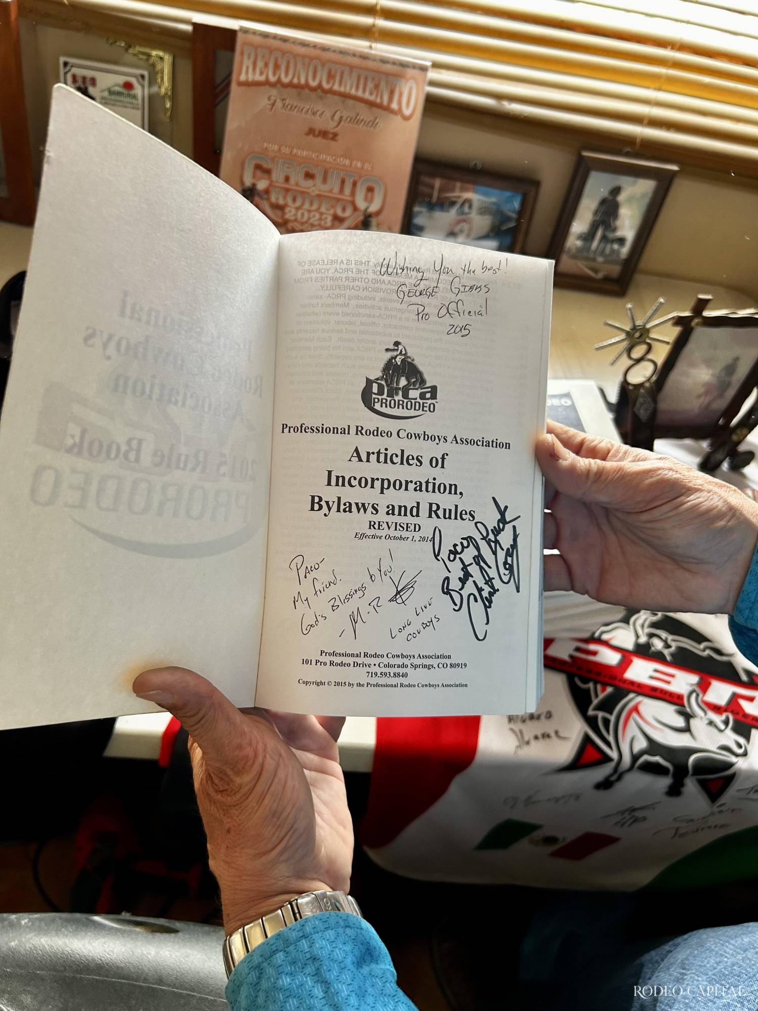 En 2015, como por suerte, Paco logró firmar con PRCA. Le dieron un reglamento firmado, cosa que fue como un sueño cumplido, considerando que por casi 10 años atesoró el libro de reglas de 2006. $!En 2015, como por suerte, Paco logró firmar con PRCA. Le dieron un reglamento firmado, cosa que fue como un sueño cumplido, considerando que por casi 10 años atesoró el libro de reglas de 2006.
