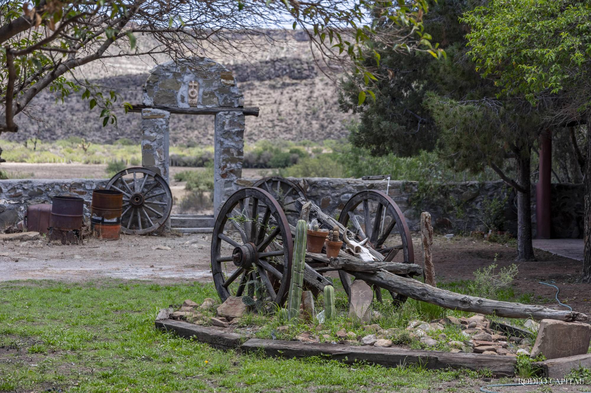 El patio de la hacienda aún conserva en uno de los muros el fierro de los primeros dueños. $!El patio de la hacienda aún conserva en uno de los muros el fierro de los primeros dueños.