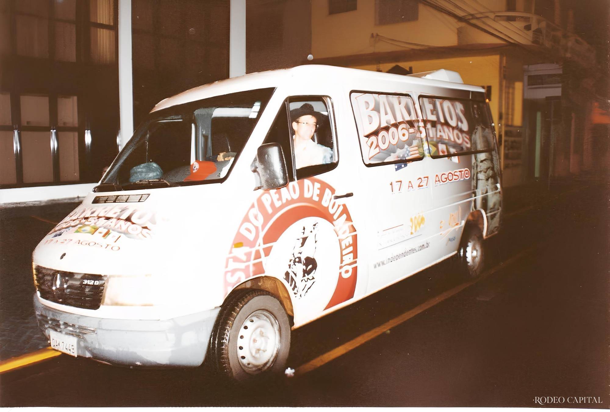 Rumbo al corazón del rodeo mundial: Paco Galindo en Barretos, Brasil, en 2006. Aquel viaje marcó no solo una travesía internacional, sino el reconocimiento a su trayectoria como jinete, juez y embajador del rodeo mexicano. En la puerta del vehículo, el símbolo que cruzó fronteras: el jinete en eterno desafío. $!Rumbo al corazón del rodeo mundial: Paco Galindo en Barretos, Brasil, en 2006. Aquel viaje marcó no solo una travesía internacional, sino el reconocimiento a su trayectoria como jinete, juez y embajador del rodeo mexicano. En la puerta del vehículo, el símbolo que cruzó fronteras: el jinete en eterno desafío.