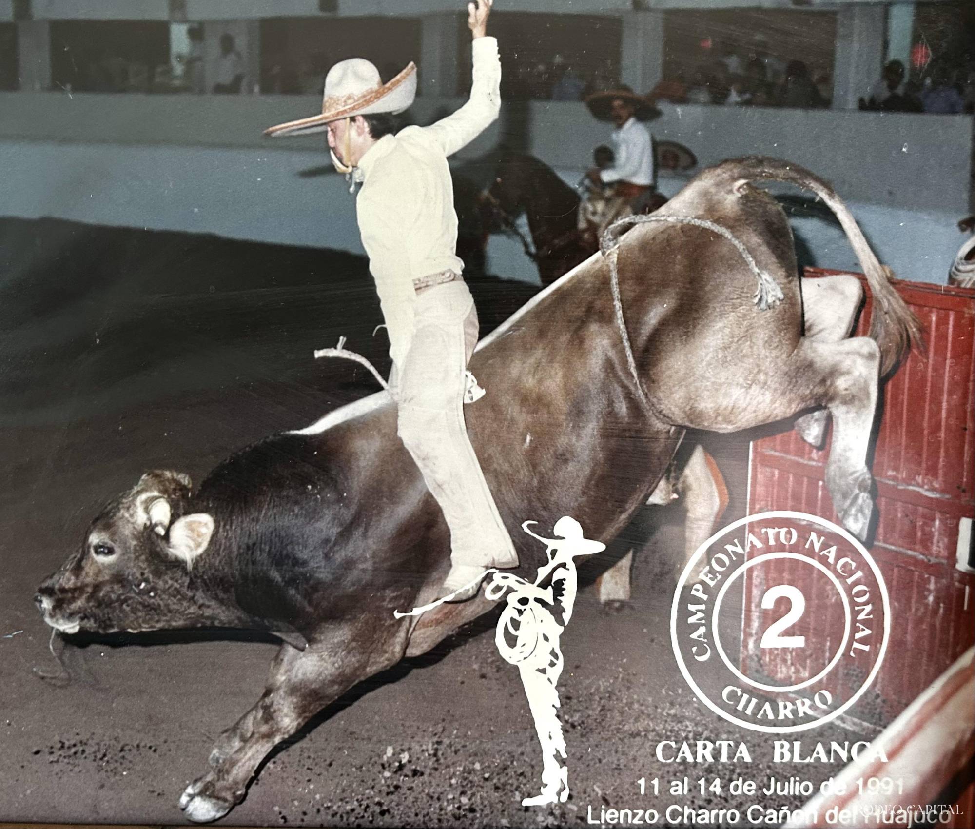 Carta Blanca, Lienzo Charro del Huajuco, 1991. Paco vuela en el reparo con la firmeza de quien ya se sabe jinete, pero no juez. Años después, miraría esta imagen sabiendo todo lo que ocurre en esos cuatro segundos: intensidad, equilibrio, tracción, patada y destino. $!Carta Blanca, Lienzo Charro del Huajuco, 1991. Paco vuela en el reparo con la firmeza de quien ya se sabe jinete, pero no juez. Años después, miraría esta imagen sabiendo todo lo que ocurre en esos cuatro segundos: intensidad, equilibrio, tracción, patada y destino.