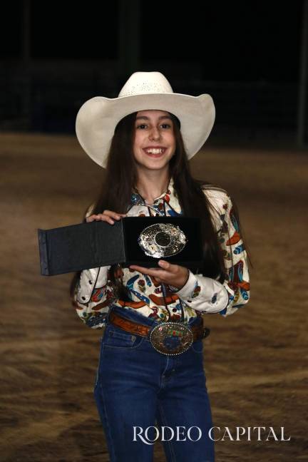 Valentina Galindo con su hebilla de campeona regional de Carrera de Barriles. $!Valentina Galindo con su hebilla de campeona regional de Carrera de Barriles.