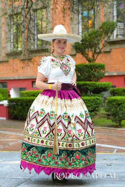 Lucen en Tlaxcala pasión por atuendos de la mujer charra $!Lucen en Tlaxcala pasión por atuendos de la mujer charra