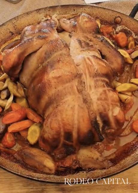 Un pavo relleno de pato y un pato que a su vez estaba relleno de codorniz, fue el plato que más cautivó a los jueces hecho con las manos de Las Norteñas de San Juan de la Vaquería. $!Un pavo relleno de pato y un pato que a su vez estaba relleno de codorniz, fue el plato que más cautivó a los jueces hecho con las manos de Las Norteñas de San Juan de la Vaquería.