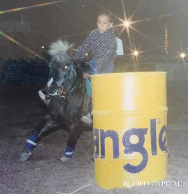 Montando un caballo llamado ‘El Tecate’, Paulina ganó su primera hebilla en un rodeo. $!Montando un caballo llamado ‘El Tecate’, Paulina ganó su primera hebilla en un rodeo.