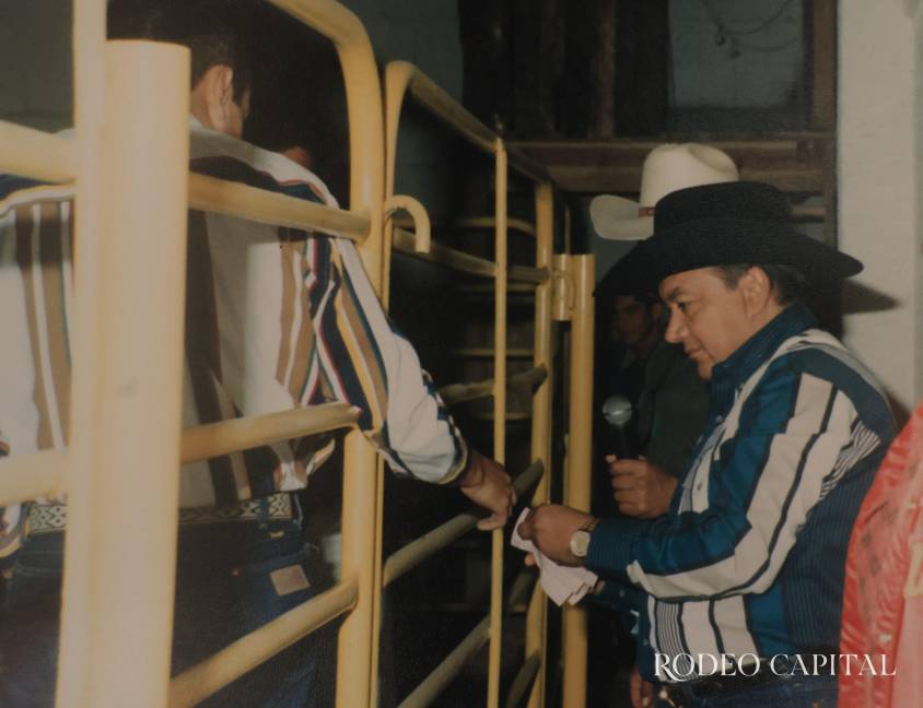 Víctor Gómez en la coordinación del rodeo de medianoche. $!Víctor Gómez en la coordinación del rodeo de medianoche.