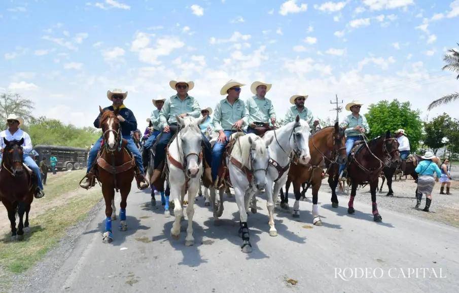Autoridades y jinetes conviven en un ambiente de orgullo coahuilense. FOTO: LIDIET MEXICANO $!Autoridades y jinetes conviven en un ambiente de orgullo coahuilense. FOTO: LIDIET MEXICANO