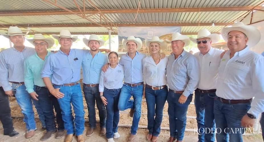 En el evento estuvieron autoridades, representantes ganaderos, integrantes de la tribu Kickapoo y productores beneficiados. $!En el evento estuvieron autoridades, representantes ganaderos, integrantes de la tribu Kickapoo y productores beneficiados.