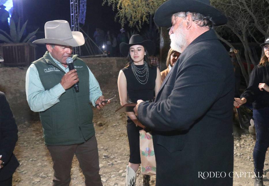 El “Señor de las Carretas” recibió un reconocimiento y palabras de agradecimiento de su gran amigo, el señor David Alonso. $!El “Señor de las Carretas” recibió un reconocimiento y palabras de agradecimiento de su gran amigo, el señor David Alonso.