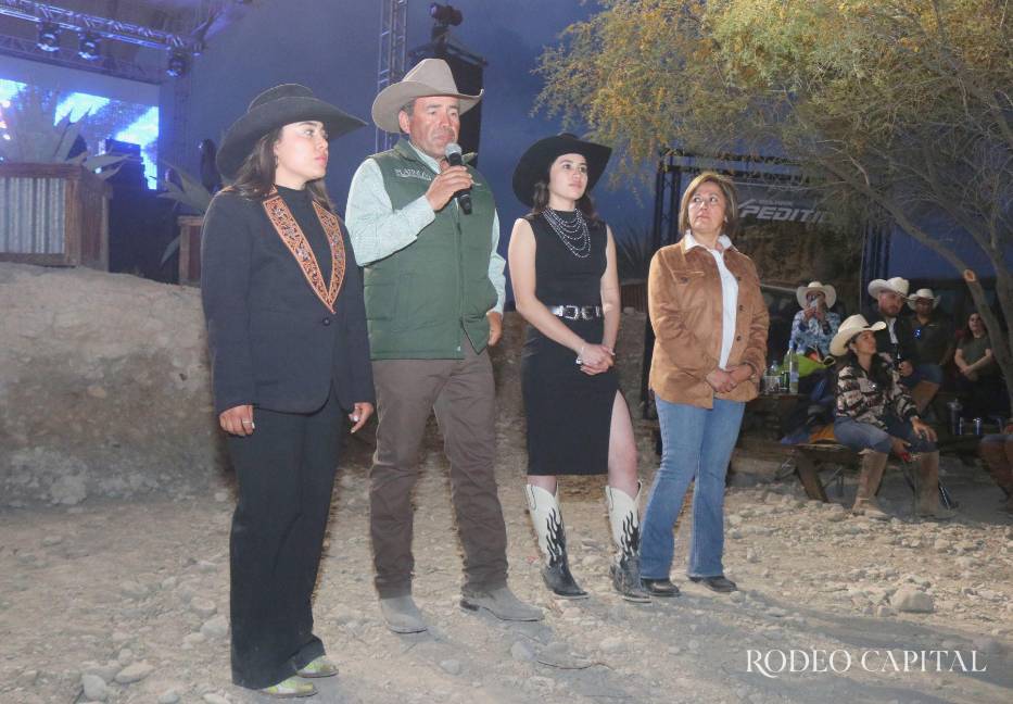 David Alonso estuvo acompañado de su familia en uno de los momentos más emotivos del festival. $!David Alonso estuvo acompañado de su familia en uno de los momentos más emotivos del festival.