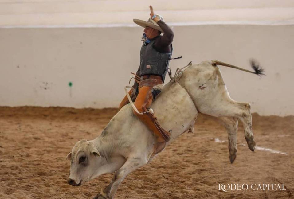 Porto en su etapa como charro, la cual dejó para dedicarse de lleno al rodeo. FOTO: CORTESÍA LUIS PORTO $!Porto en su etapa como charro, la cual dejó para dedicarse de lleno al rodeo. FOTO: CORTESÍA LUIS PORTO