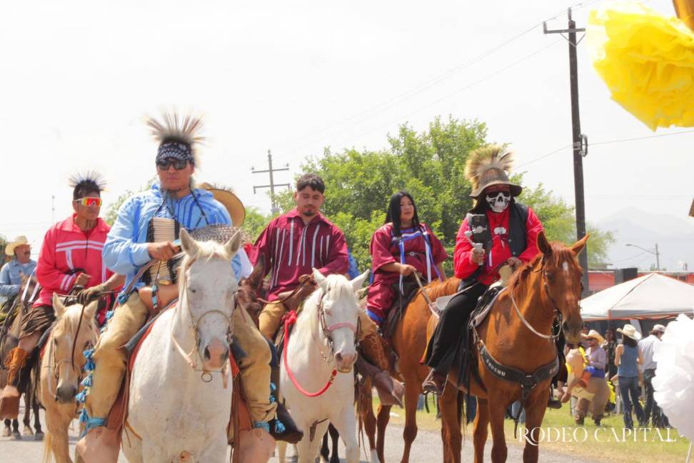 Un recorrido con historia, color y tradición: la Cabalgata de Múzquiz 2025 $!Un recorrido con historia, color y tradición: la Cabalgata de Múzquiz 2025