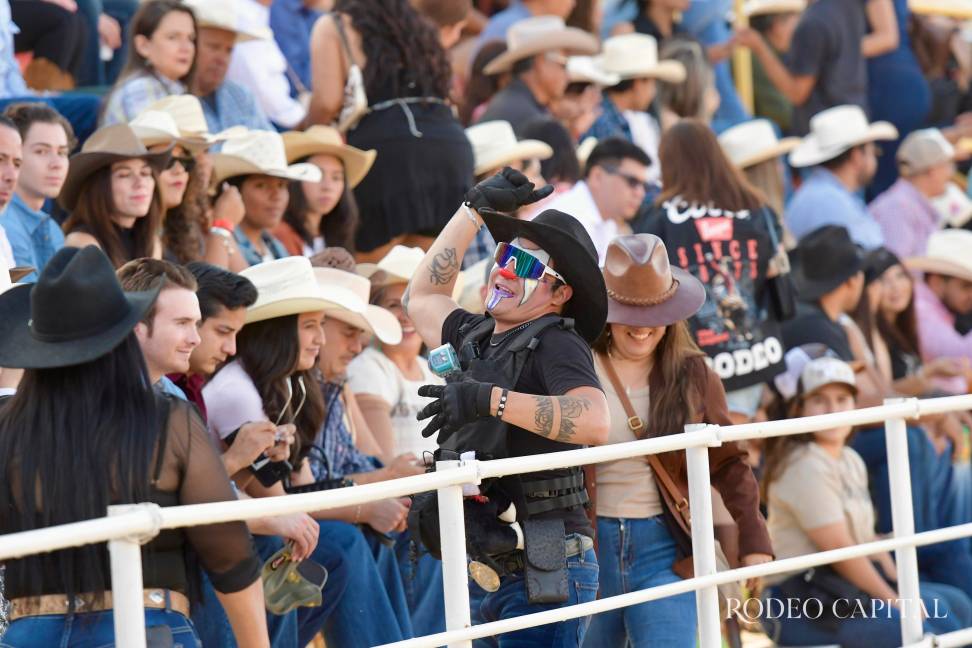 El público disfrutó la destreza de los participantes del Circuito Wrangler. $!El público disfrutó la destreza de los participantes del Circuito Wrangler.