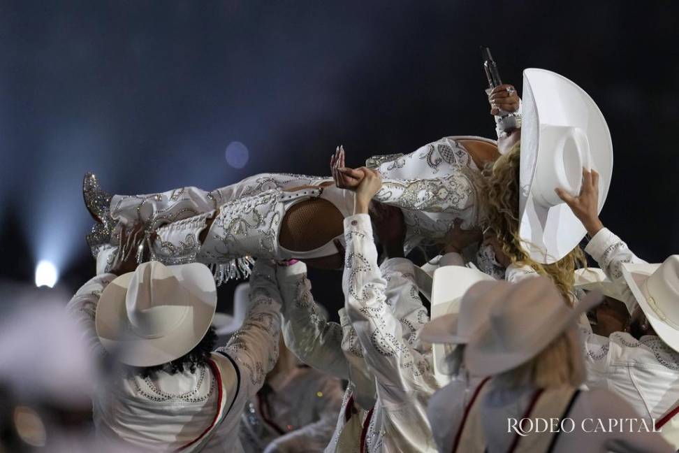 Al terminar de cantar el éxito “Texas Hold’Em”, Beyoncé fue levantada por los bailarines. $!Al terminar de cantar el éxito “Texas Hold’Em”, Beyoncé fue levantada por los bailarines.