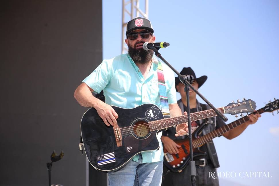 Luk Vegas no dudó en acercarse al público y compartirles su micrófono para que cantaran junto a él. $!Luk Vegas no dudó en acercarse al público y compartirles su micrófono para que cantaran junto a él.