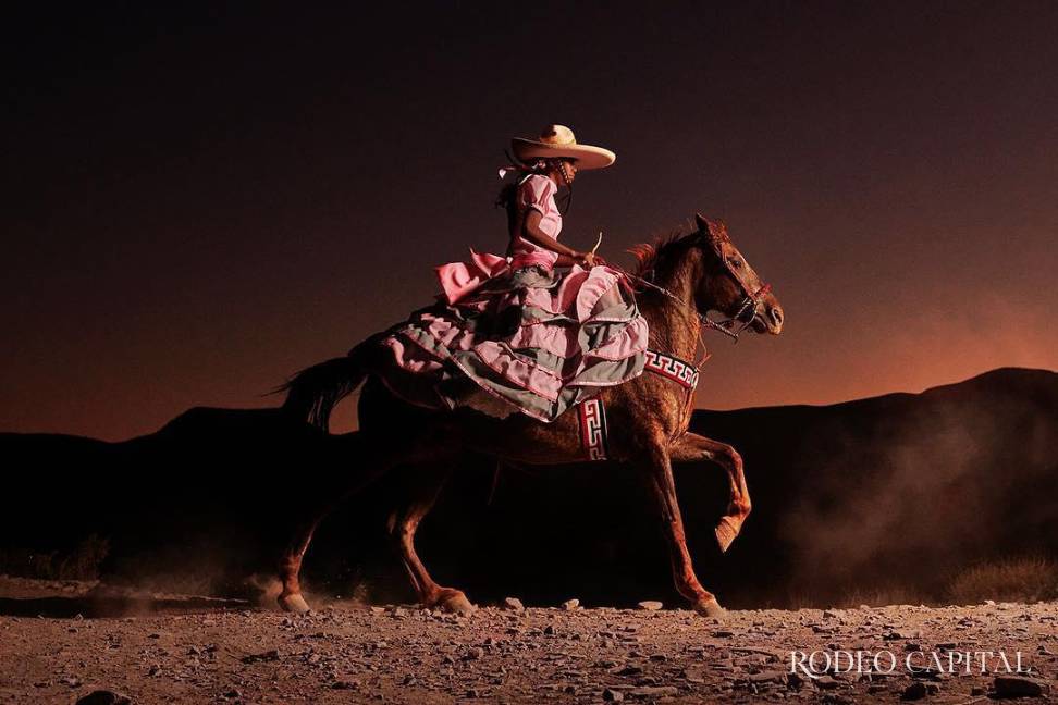 Con su cámara, Diego narra historias que unen a charros en México y Estados Unidos. Aquí en Parras de La Fuente. $!Con su cámara, Diego narra historias que unen a charros en México y Estados Unidos. Aquí en Parras de La Fuente.