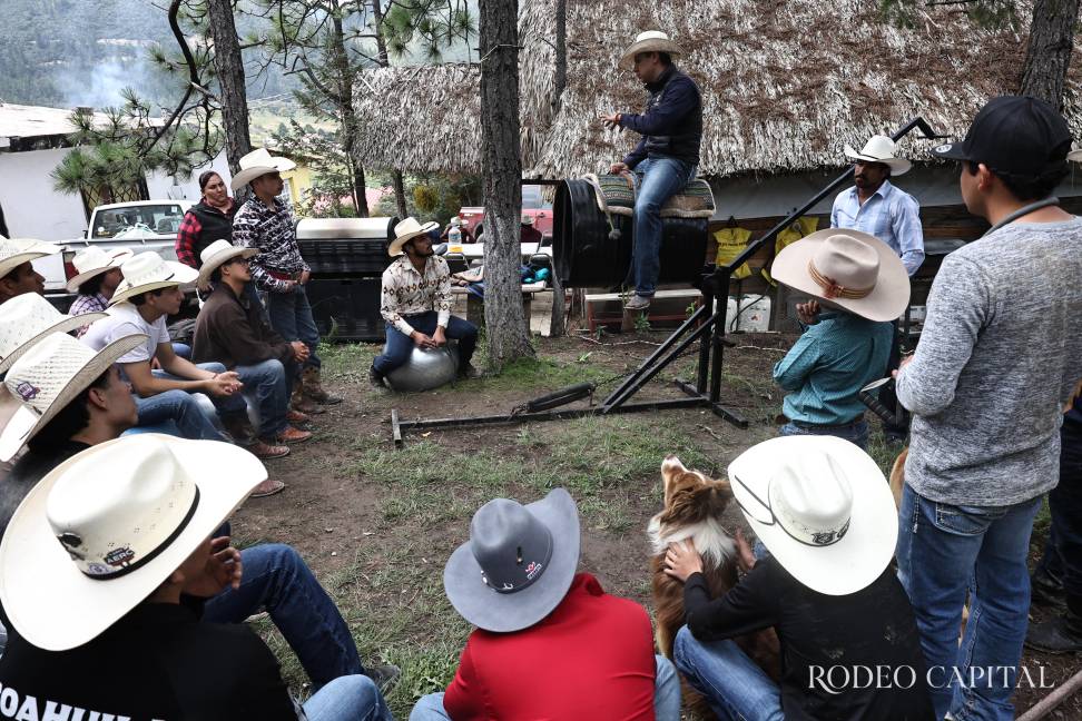 Además de sus competencias, Luis se da tiempo de compartir sus conocimientos con jóvenes promesas del jineteo de toros. FOTO: HÉCTOR GARCÍA $!Además de sus competencias, Luis se da tiempo de compartir sus conocimientos con jóvenes promesas del jineteo de toros. FOTO: HÉCTOR GARCÍA