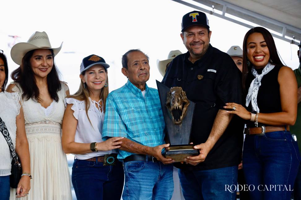 Por su trayectoria como restaurantero y su contribución a la gastronomía local, Mario Pérez Rubio recibió una estatuilla por parte del alcalde Tomás Gutiérrez. $!Por su trayectoria como restaurantero y su contribución a la gastronomía local, Mario Pérez Rubio recibió una estatuilla por parte del alcalde Tomás Gutiérrez.