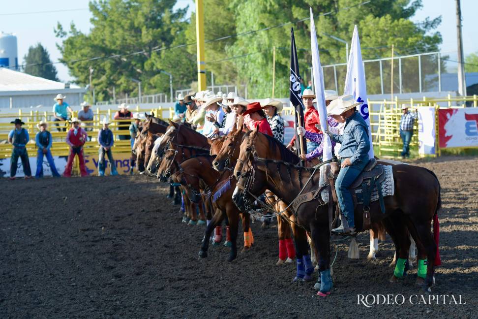 Antes de realizar sus suertes, los vaqueros piden protección divina y éxito en sus presentaciones. $!Antes de realizar sus suertes, los vaqueros piden protección divina y éxito en sus presentaciones.