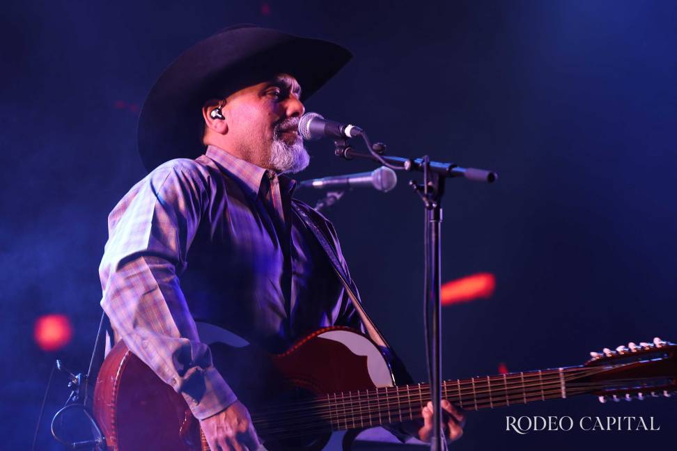 Johnny Lee Rosas en bajo sexto y segunda voz. FOTO: HOMERO SÁNCHEZ $!Johnny Lee Rosas en bajo sexto y segunda voz. FOTO: HOMERO SÁNCHEZ