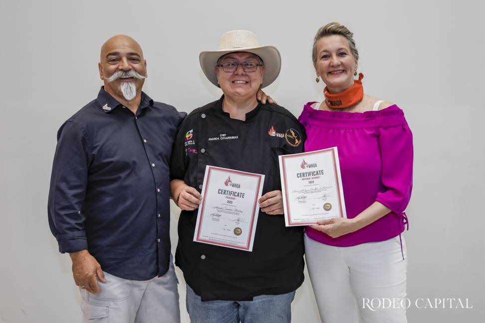Los representantes de la WBQA, Chris Sanford y Mona Sanford, fueron los encargados de entregar los certificados. $!Los representantes de la WBQA, Chris Sanford y Mona Sanford, fueron los encargados de entregar los certificados.