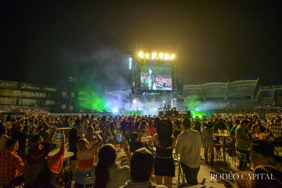 Más de 15 mil voces corearon cada éxito de Grupo Firme durante tres horas de pura fiesta grupera. FOTO: OMAR SAUCEDO $!Más de 15 mil voces corearon cada éxito de Grupo Firme durante tres horas de pura fiesta grupera. FOTO: OMAR SAUCEDO