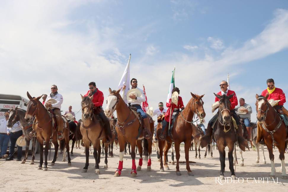 Los caporales estuvieron vestidos con camisetas rojas para identificarse entre los demás y mantener el orden de la cabalgata. $!Los caporales estuvieron vestidos con camisetas rojas para identificarse entre los demás y mantener el orden de la cabalgata.