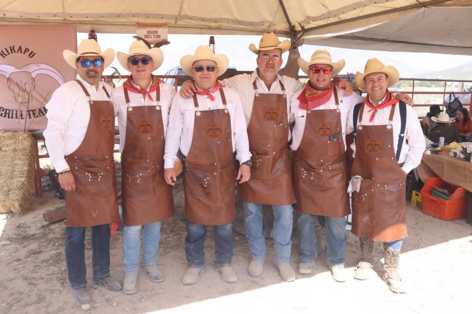El mejor stand se lo llevaron los cocineros vaqueros del Kikapú Grill Team, quienes, inclusive, tenían animales disecados en exhibición. $!El mejor stand se lo llevaron los cocineros vaqueros del Kikapú Grill Team, quienes, inclusive, tenían animales disecados en exhibición.