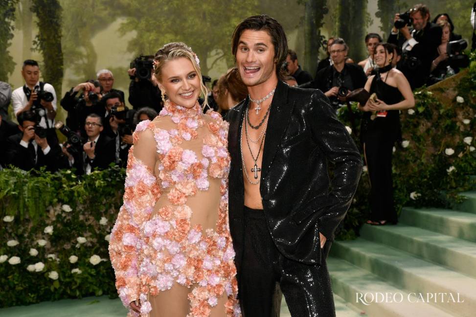 La pareja de intérpretes puso en evidencia sobre la alfombra del evento que los polos opuestos se atraen, con sus estilos elegidos, pues eran totalmente opuestos. $!La pareja de intérpretes puso en evidencia sobre la alfombra del evento que los polos opuestos se atraen, con sus estilos elegidos, pues eran totalmente opuestos.