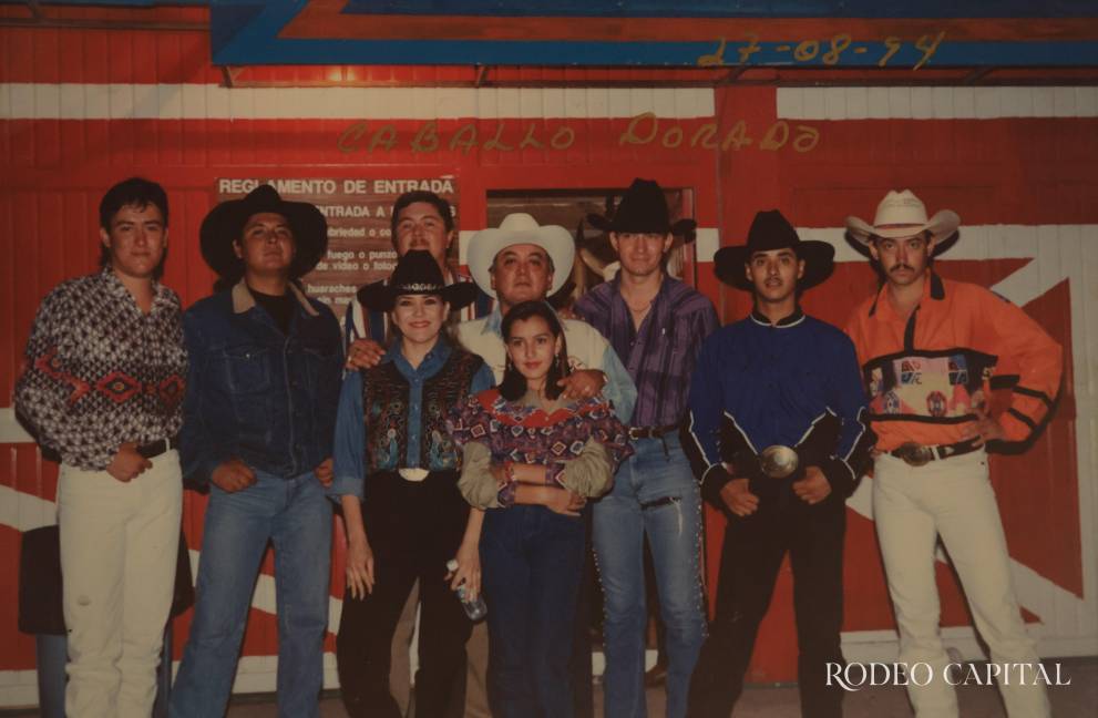 Parte de la familia Gómez Hidrogo con el grupo Caballo Dorado, en 1994. $!Parte de la familia Gómez Hidrogo con el grupo Caballo Dorado, en 1994.