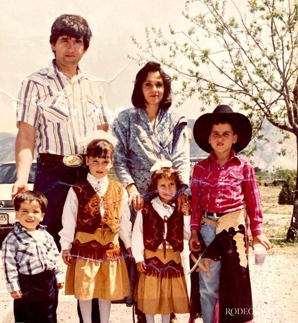 $!Liliana Salinas y Manuel Jiménez Flores con sus hijos Manolo, Lupitina, Liliana y Diego.
