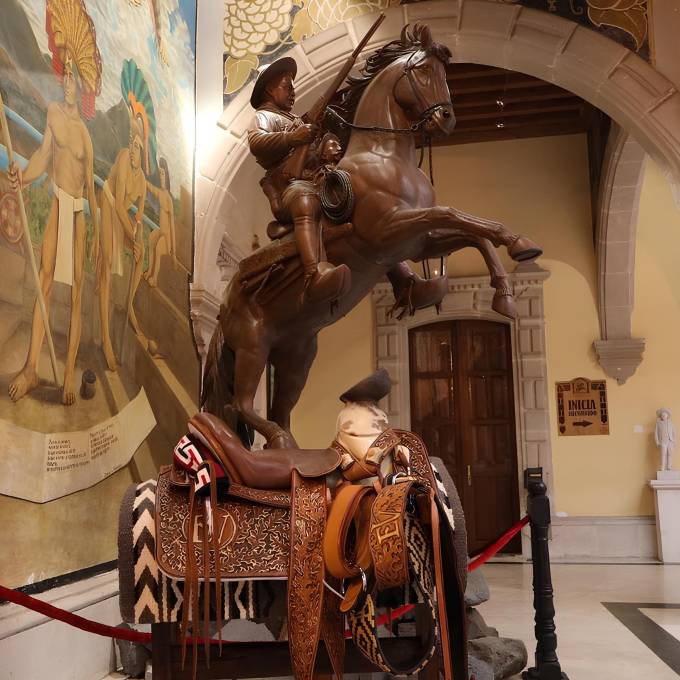 La montura realizada para el gobernador de Durango, Esteban Villegas, fue colocada en el Palacio de Zambrano, sede del Museo Francisco Villa, para grabar un promocional de la talabartería.