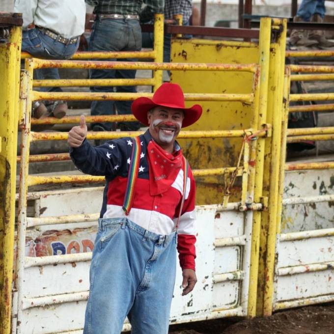 Casi cinco décadas de trayectoria avalan el apoyo del público a la carrera de Chuy Bustamante en el rodeo mexicano.