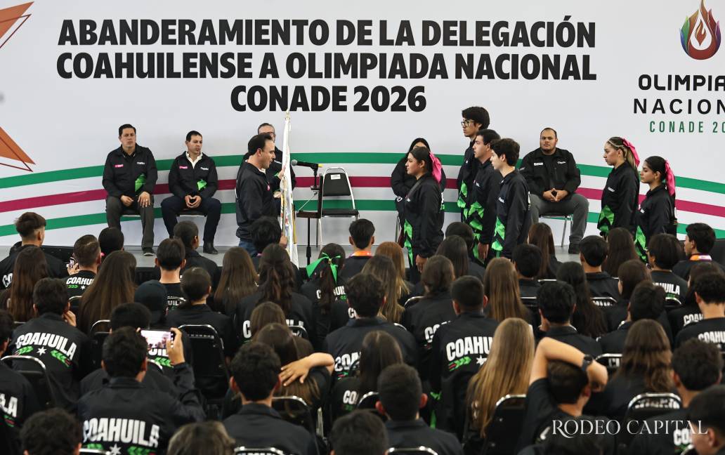 $!El gobernador Manolo Jiménez abanderó a toda la delegación coahuilense que participará en la Olimpiada Nacional CONADE.