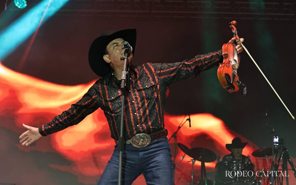 $!Caballo Dorado selló el festival con un baile masivo al ritmo de “Payaso de rodeo”.