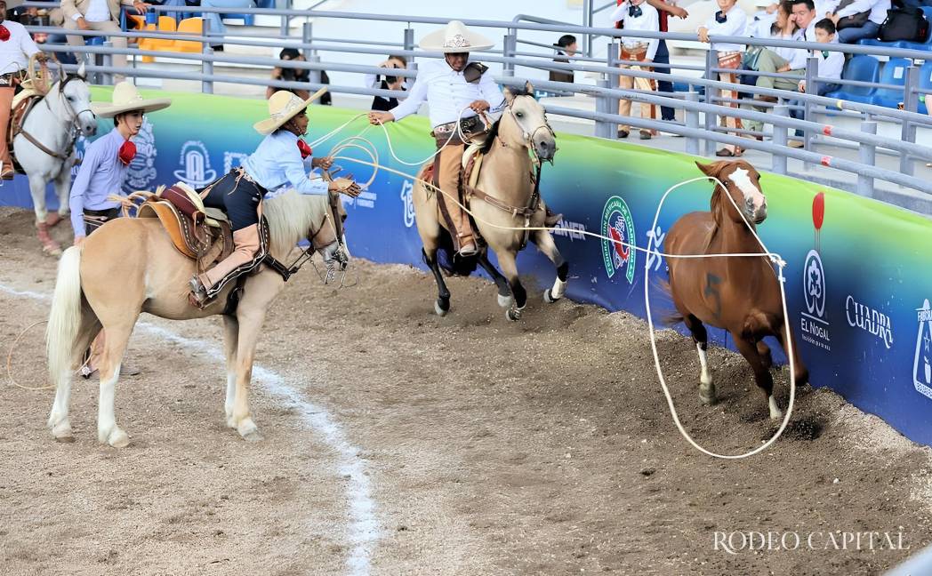 $!Las manganas a pie y a caballo son las suertes favoritas de este pequeño charro.