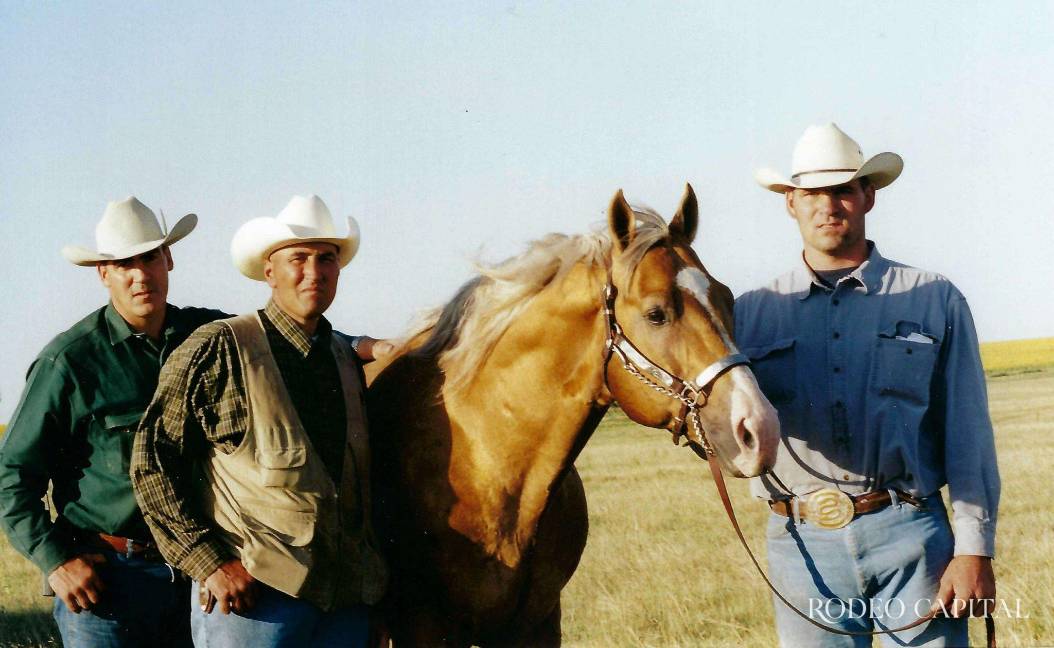 $!Hoy los hermanos Cowan comercializan su programa de caballos cuarto de milla basado en Sun Frost, de acuerdo con Tri-State Livestock News.