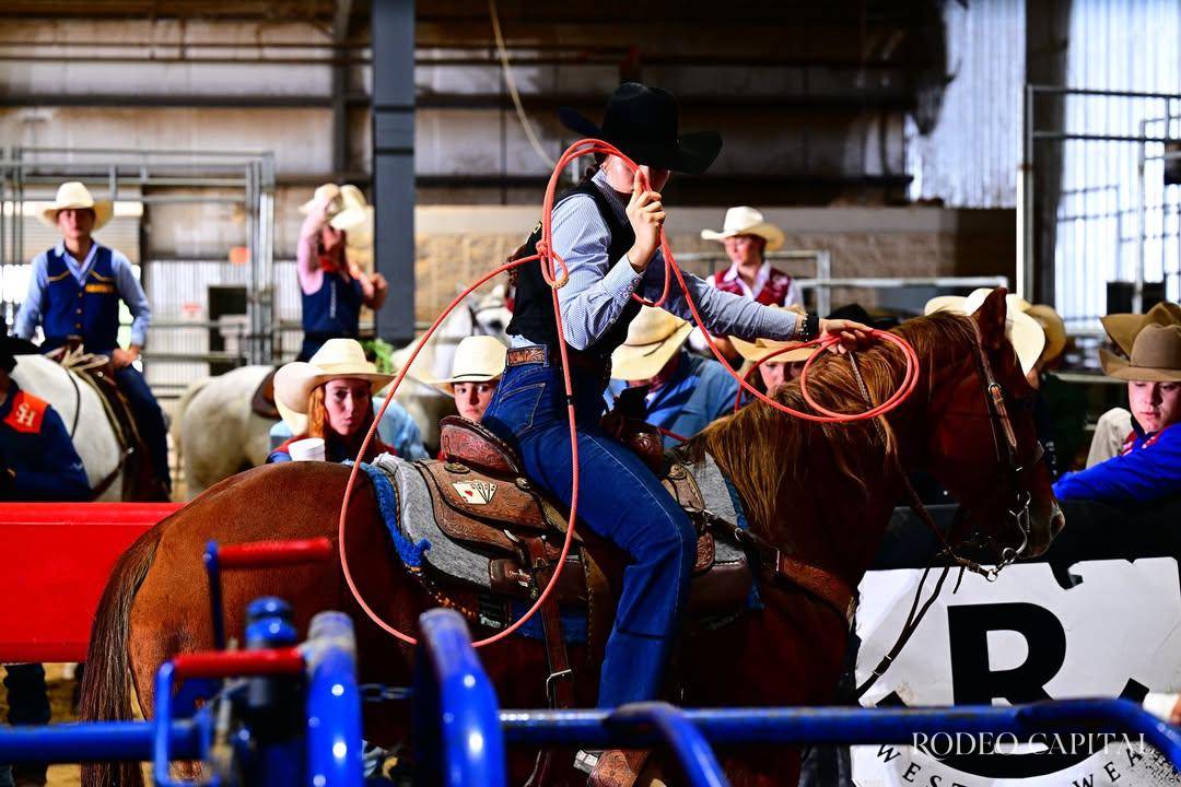 $!Andrea durante una competencia reciente con el equipo de la Universidad Estatal de McNeese en el Southwest Texas Rodeo, en Uvalde. FOTO: CORTESÍA ANDREA MARTÍNEZ