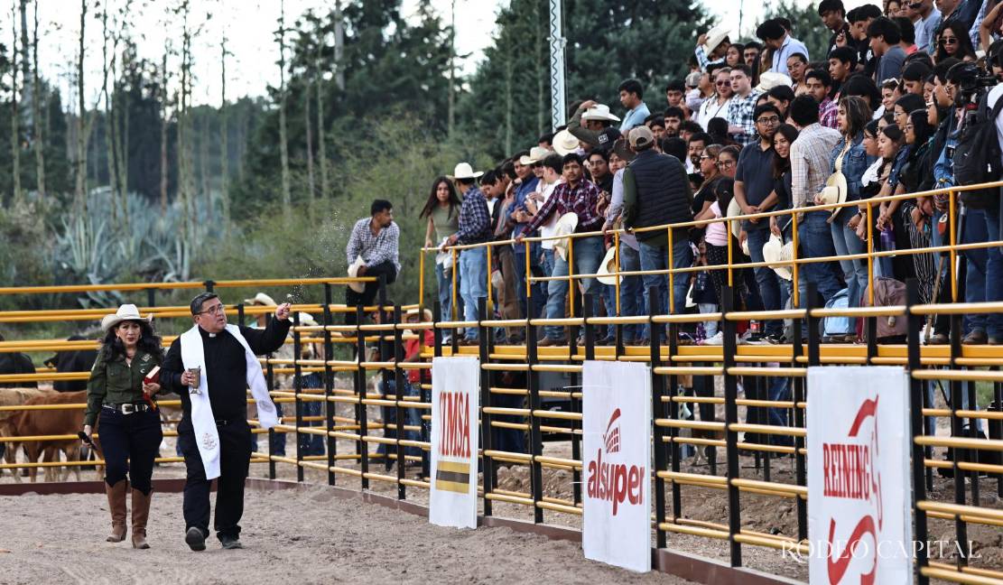 $!El sacerdote Tomás Ramos Pérez recorrió las instalaciones para bendecir este nuevo espacio.