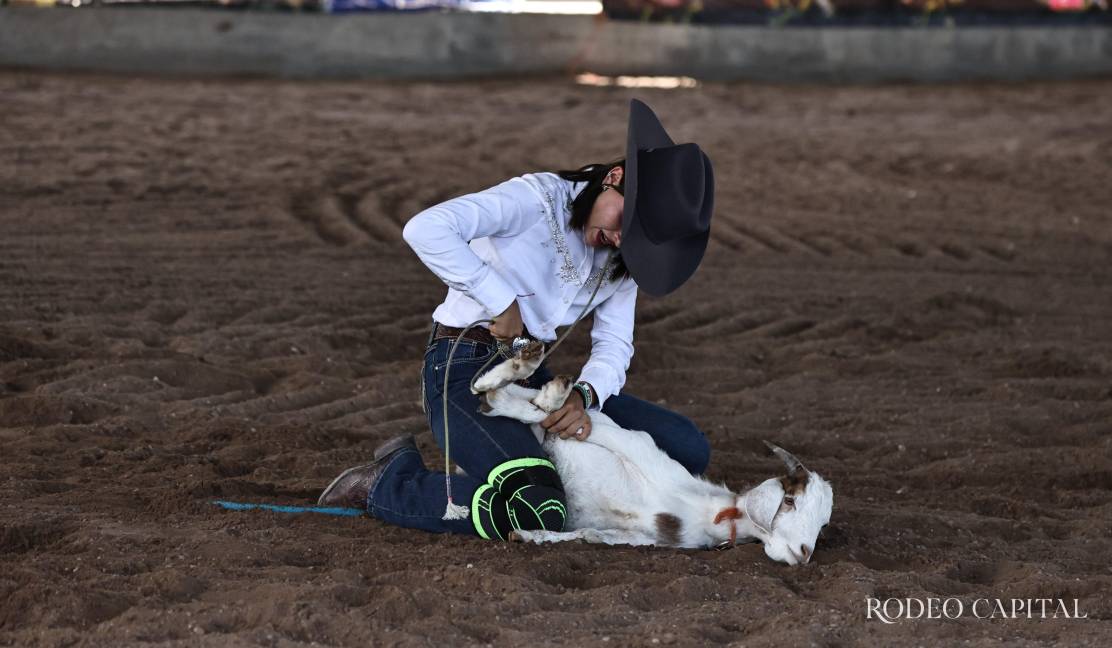 $!Muestran niños y jóvenes su habilidad en el rodeo