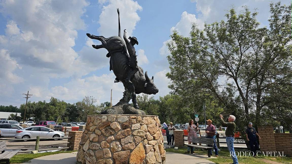$!En memoria de Lane Frost se hizo una estatua de bronce frente al museo de Cheyenne.