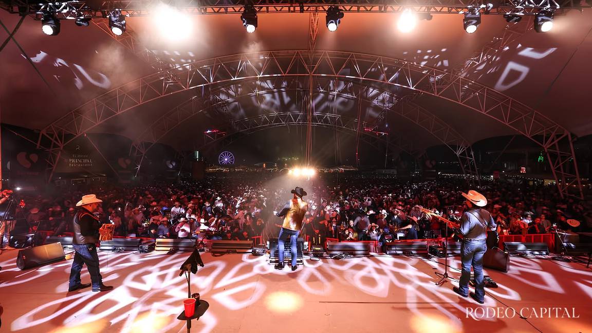 Vibra el Teatro del Pueblo entre botas y guitarras