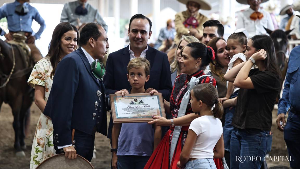 Dedican homenaje a Liliana Salinas Valdés por 52 años en la charrería