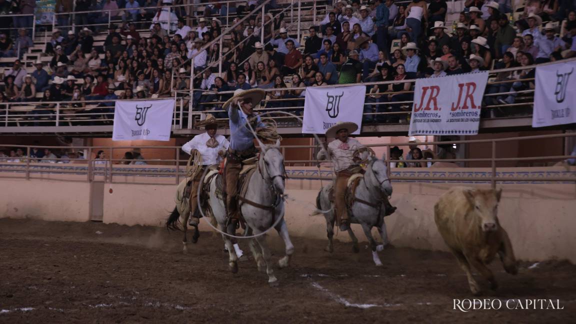 Gana Sierra de Zapalinamé la Charreada Nocturna Universitaria