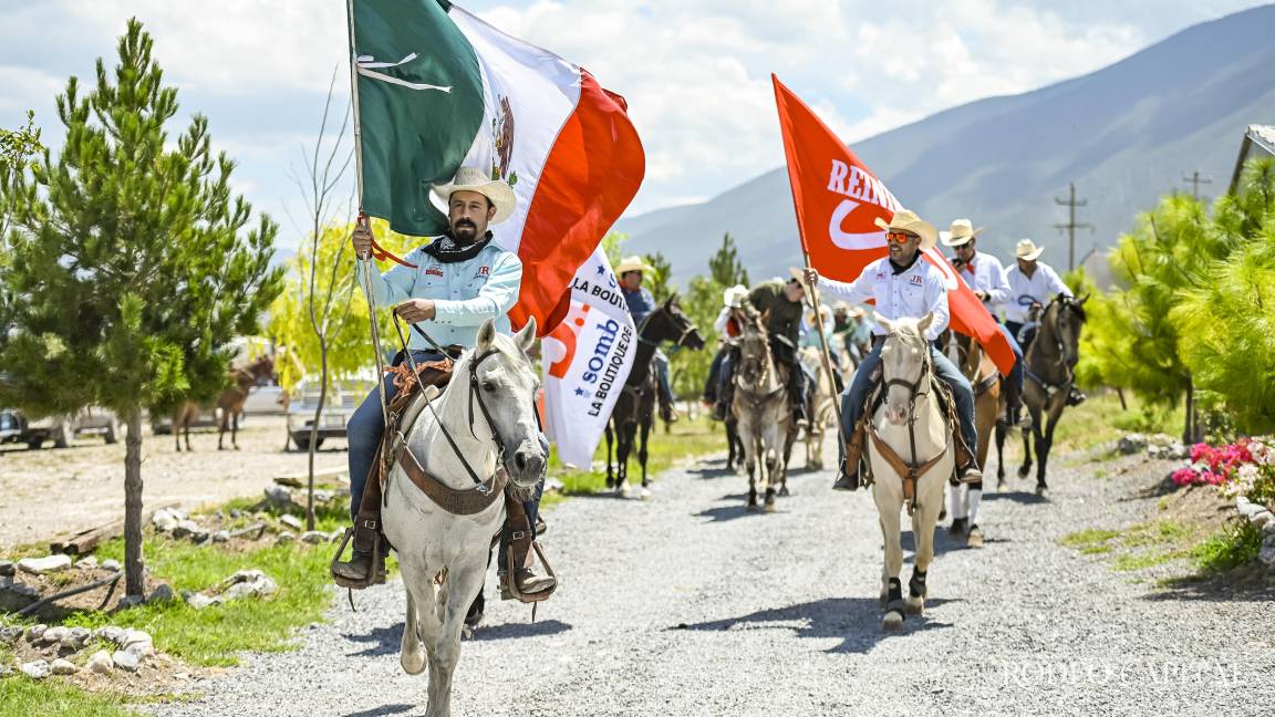 Celebran a caballo aniversario de tienda vaquera